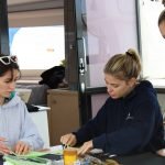 Instruktorica STARTING YOU objašnjava postupak polaznicima na tečaju za hostese