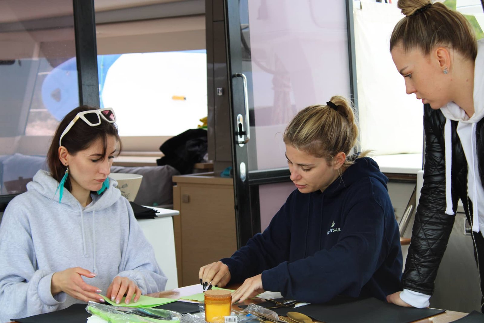 Instruktorica STARTING YOU objašnjava postupak polaznicima na tečaju za hostese