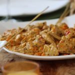 Serviranje pikantnog pilećeg jela na STARTING YOU kulinarskom tečaju