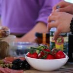 Polaznica STARTING YOU začinjava salatu na tečaju kuhanja