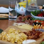 Polaznica STARTING YOU tečaja poslužuje doručak na palubi