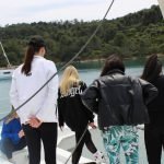 Instruktorica STARTING YOU objašnjava polaznicama navigacijske vještine na jedrilici