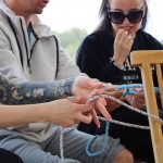 Instruktor i instruktorica STARTING YOU podučavaju polaznike vezivanju čvorova