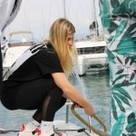 Instruktorica STARTING YOU demonstrira privezivanje užeta u marini