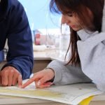 Polaznica STARTING YOU uči o nautičkim kartama na tečaju navigacije