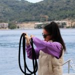 Polaznica STARTING YOU prakticira spremanje konopa na jedrilici