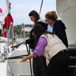 Instruktorica STARTING YOU nadgleda polaznice koje uče vezati konop na jedrilici