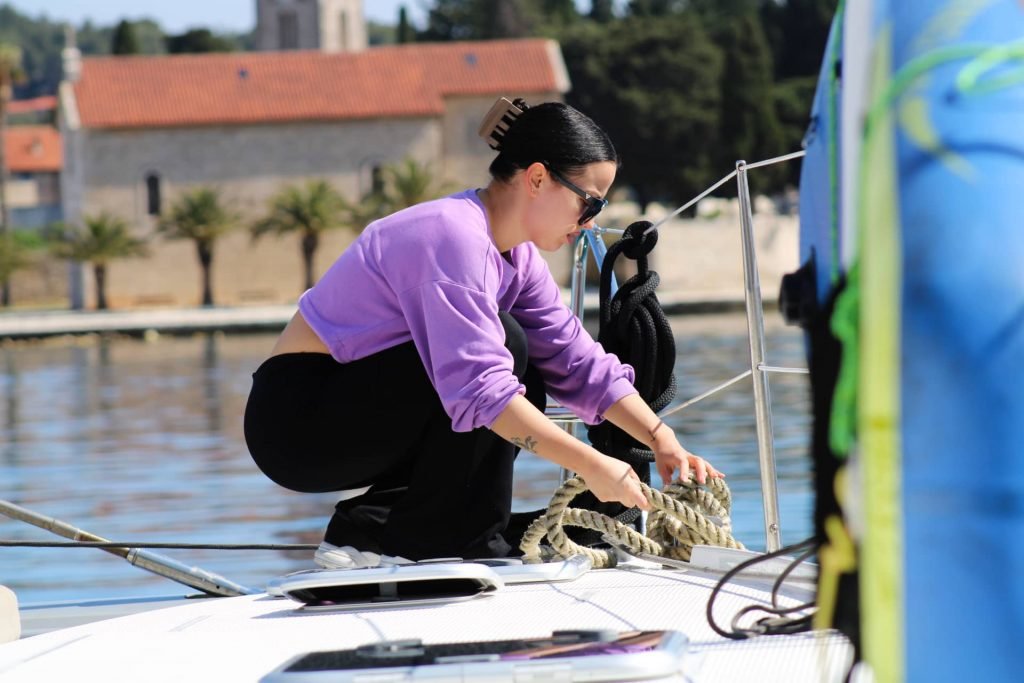 Polaznica tečaja STARTING YOU vježba osiguravanje užeta na palubi jedrilice