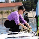 Polaznica tečaja STARTING YOU vježba osiguravanje užeta na palubi jedrilice