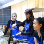 Polaznice tečaja Starting You u akciji pripremanja jela na štednjaku