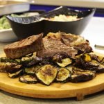 Član tečaja Starting You peče povrće za zdravi obrok