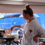 Instruktorica Starting You pokazuje tehniku kuhanja polaznicama