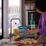 Polaznica tečaja Starting You priprema jelo na brodu