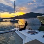 Zalazak sunca na marinu s pogledom s palube jedrilice STARTING YOU