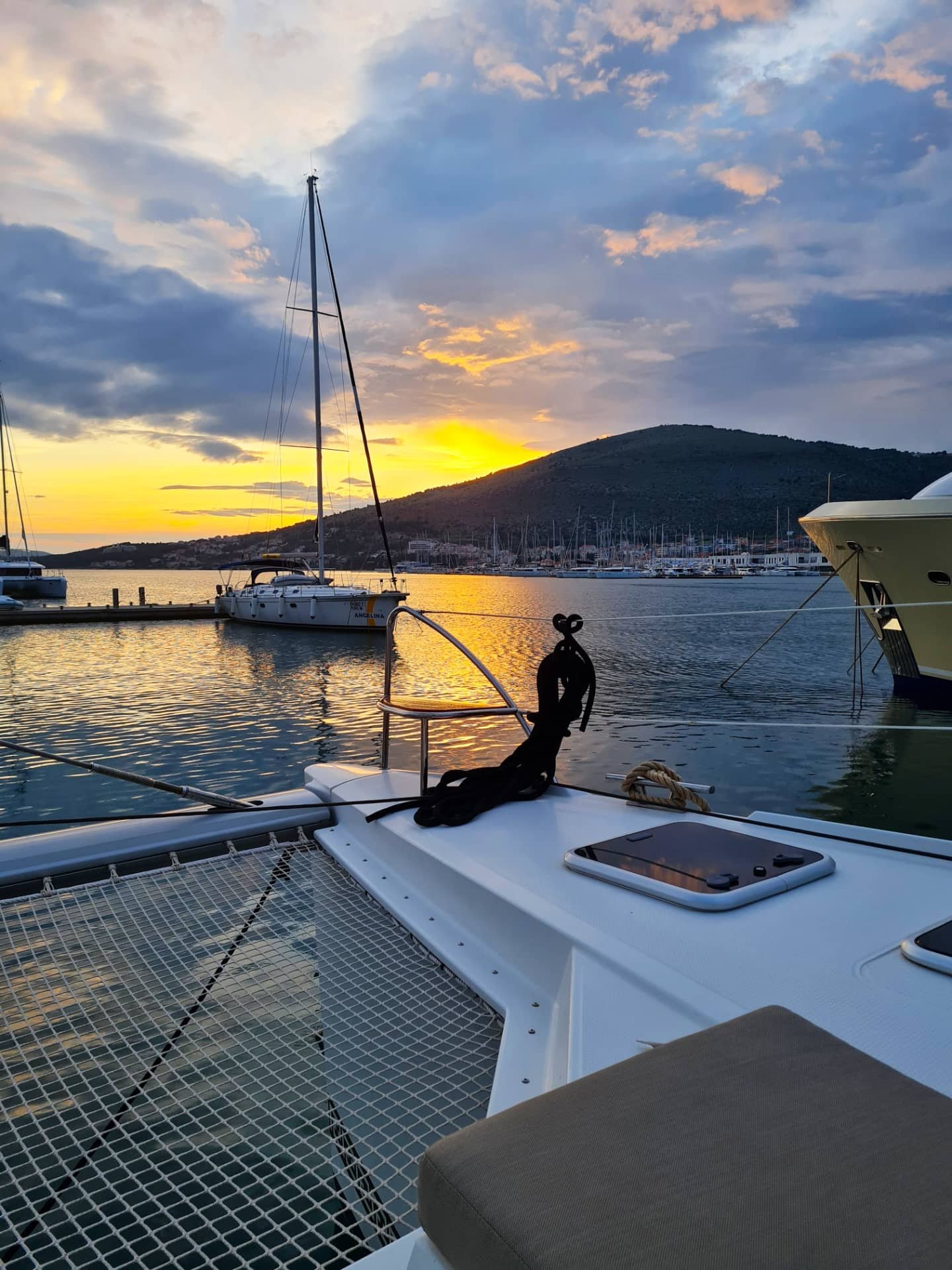 Zalazak sunca na marinu s pogledom s palube jedrilice STARTING YOU