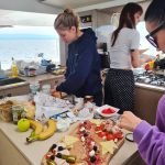 Polaznice STARTING YOU pripremaju obrok u kuhinji broda