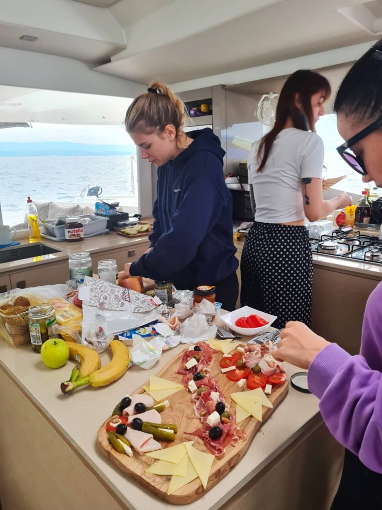 Polaznice STARTING YOU pripremaju obrok u kuhinji broda