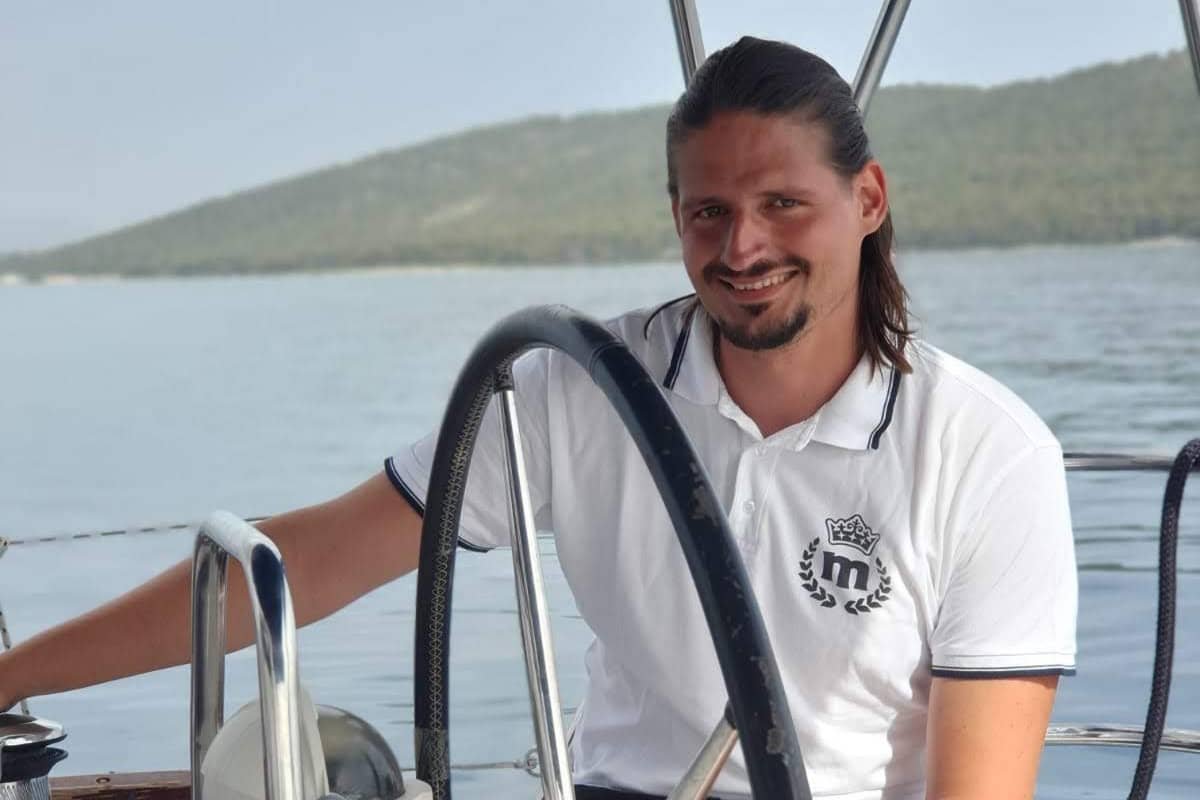 Instruktor Duje Bešić STARTING YOU upravlja kormilom jedrilice